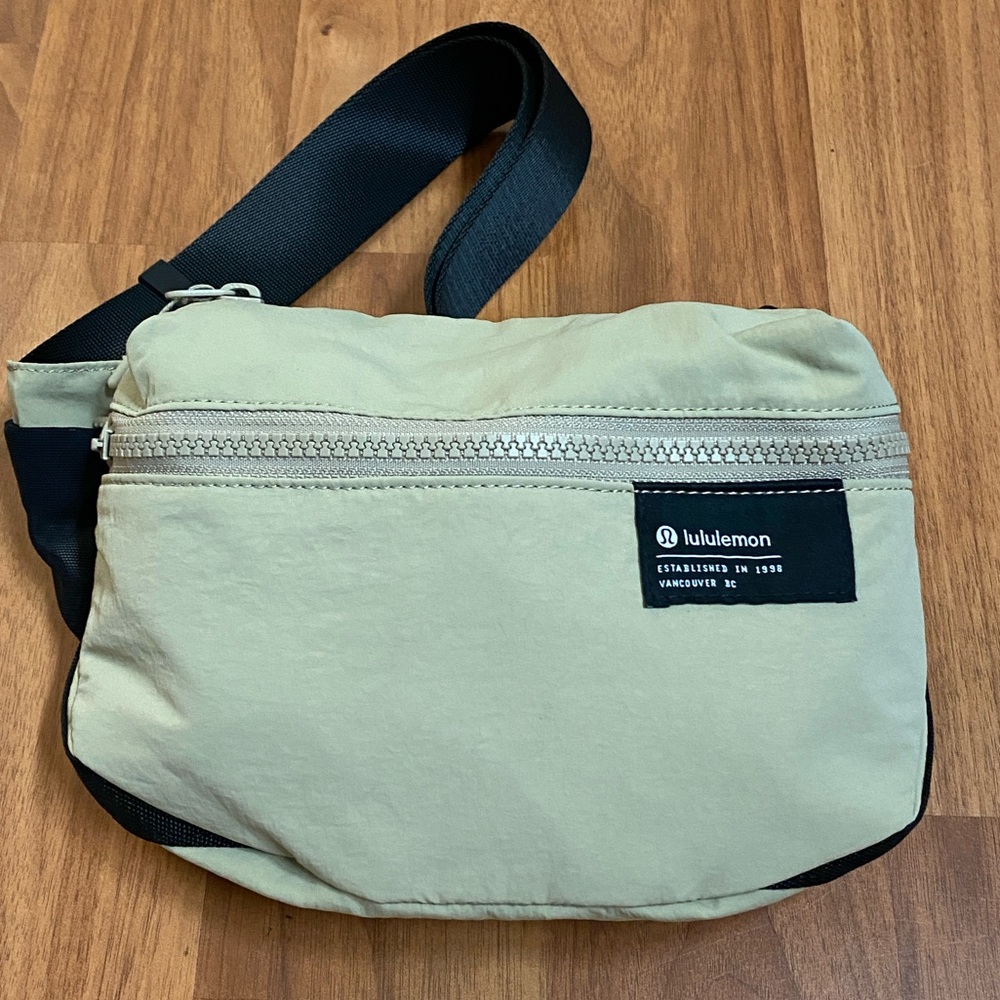 ❤️ Lululemon Clean Lines Belt Bag in Trench NWOT